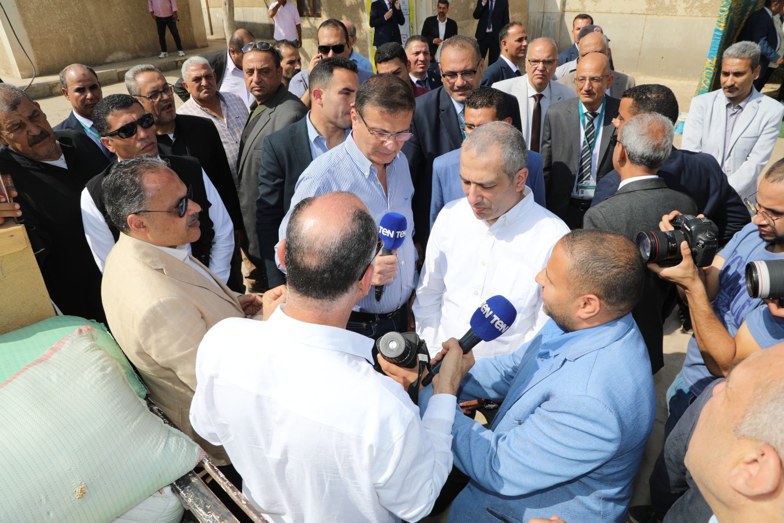 وزير الزراعة ومحافظ الشرقية ورئيس البنك الزراعي يتابعون أعمال تسليم القمح في شون البنك بالشرقية