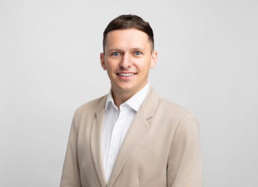 جوش جيلبرت، محلل الأسواق في إيتورو