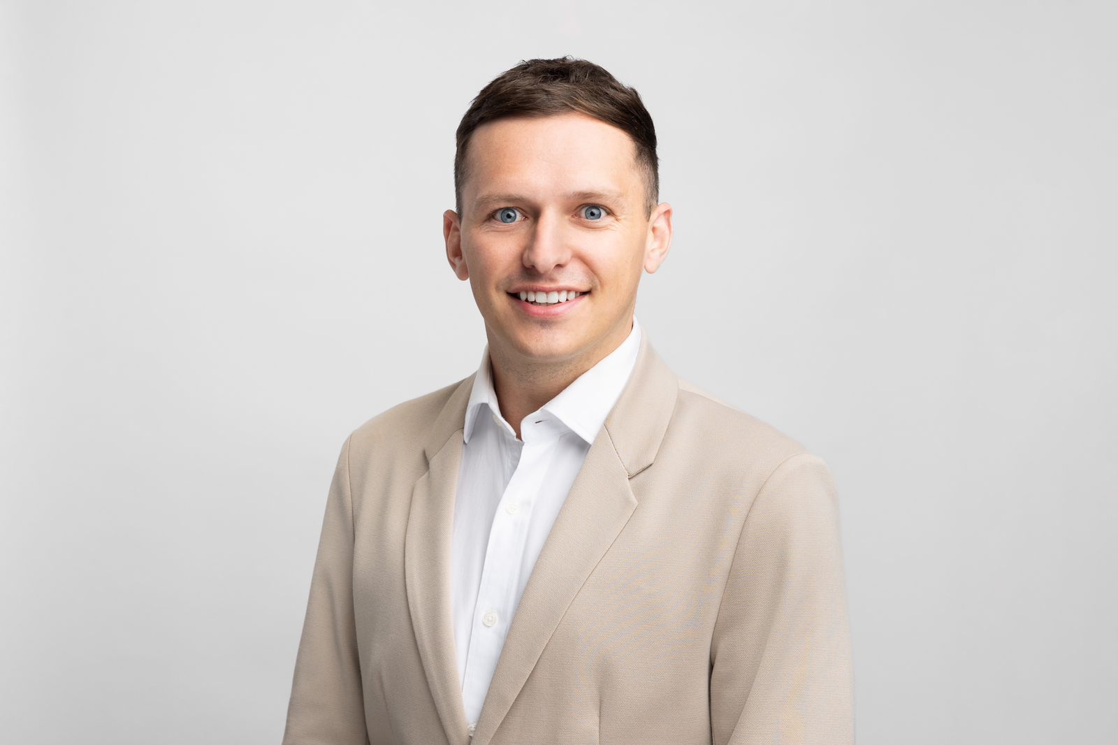 جوش جيلبرت، محلل الأسواق في إيتورو