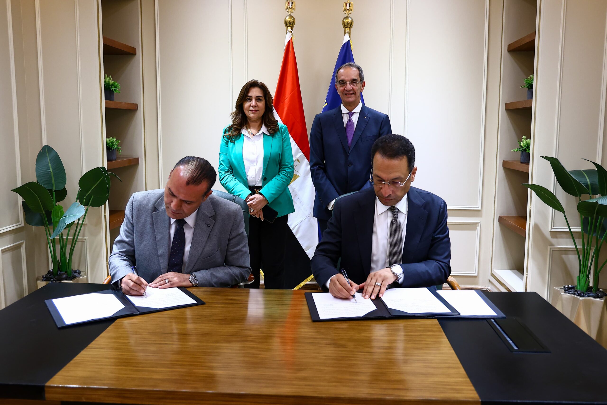 وزيرا الاتصالات وتكنولوجيا المعلومات والتنمية المحلية