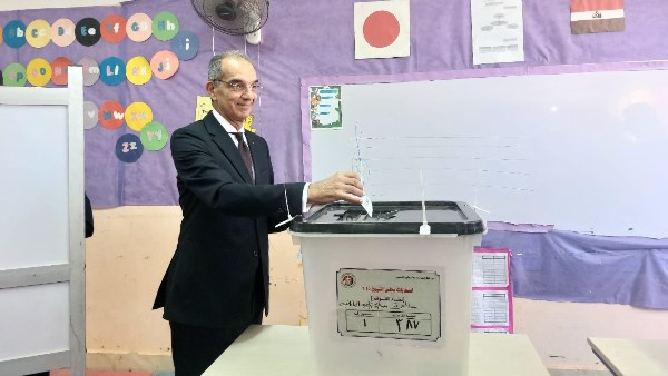 وزير الاتصالات يُدلي بصوته في انتخابات الشيوخ 2025 من لجنة الشيخ زايد