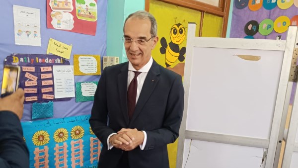 وزير الاتصالات يُدلي بصوته في انتخابات الشيوخ 2025 من لجنة الشيخ زايد